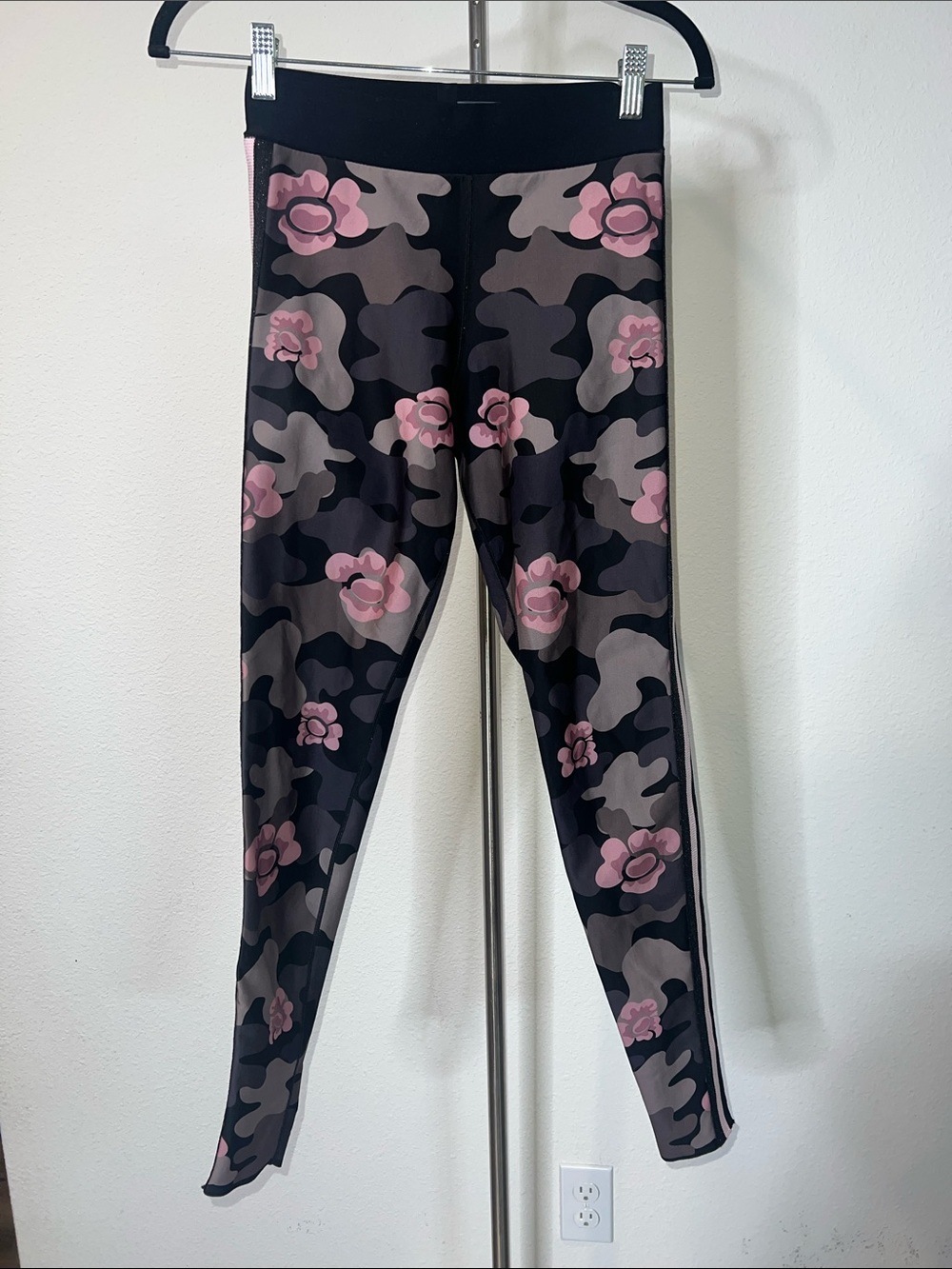 Ultracor Ultra Camo Collegiate Floral Camo Leggings - Pink & Black